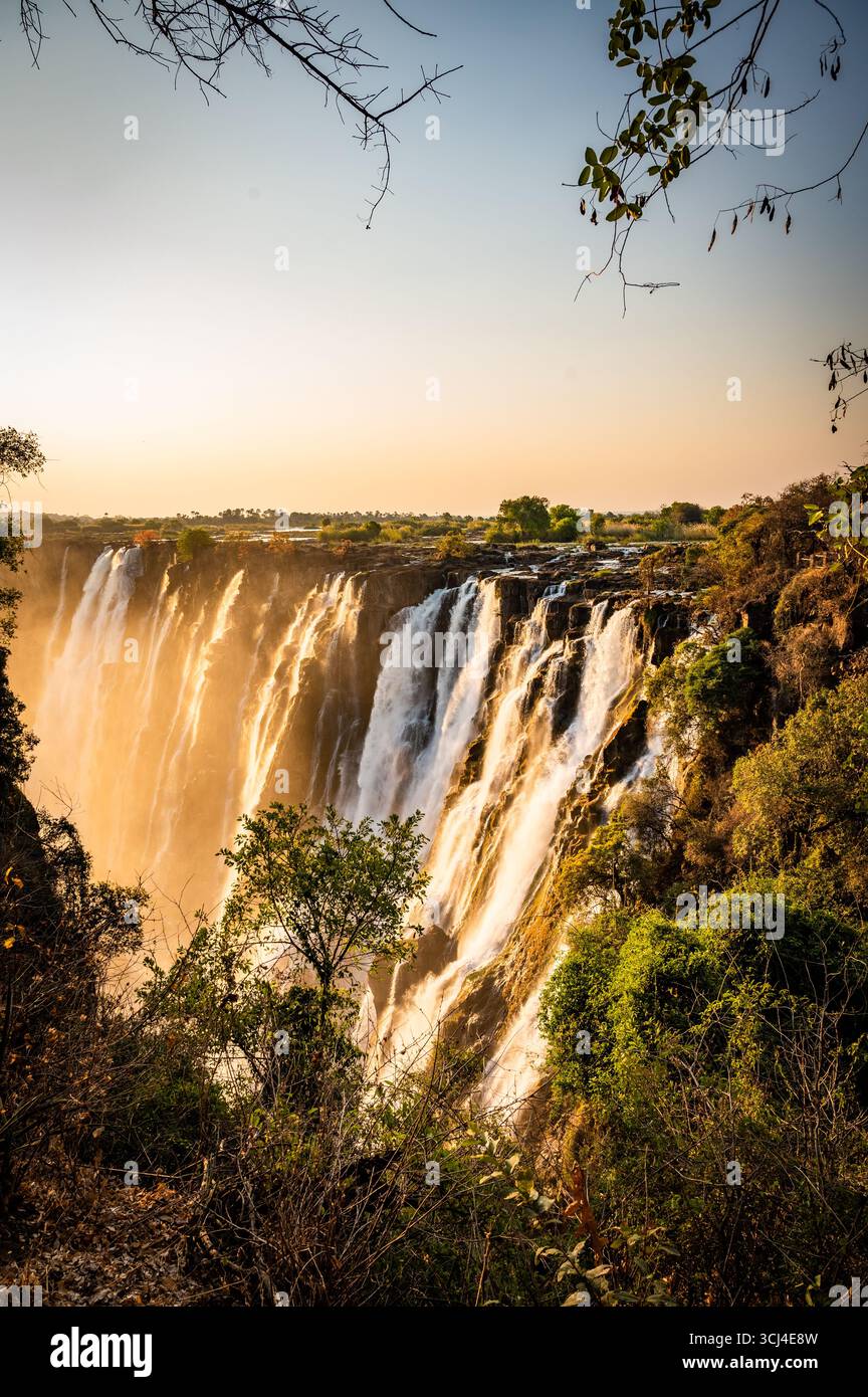 Sonnenuntergang an den Victoria Falls, auch bekannt als Mosi-oa-Tunya, in Sambia, nahe der Grenze zu Simbabwe Stockfoto