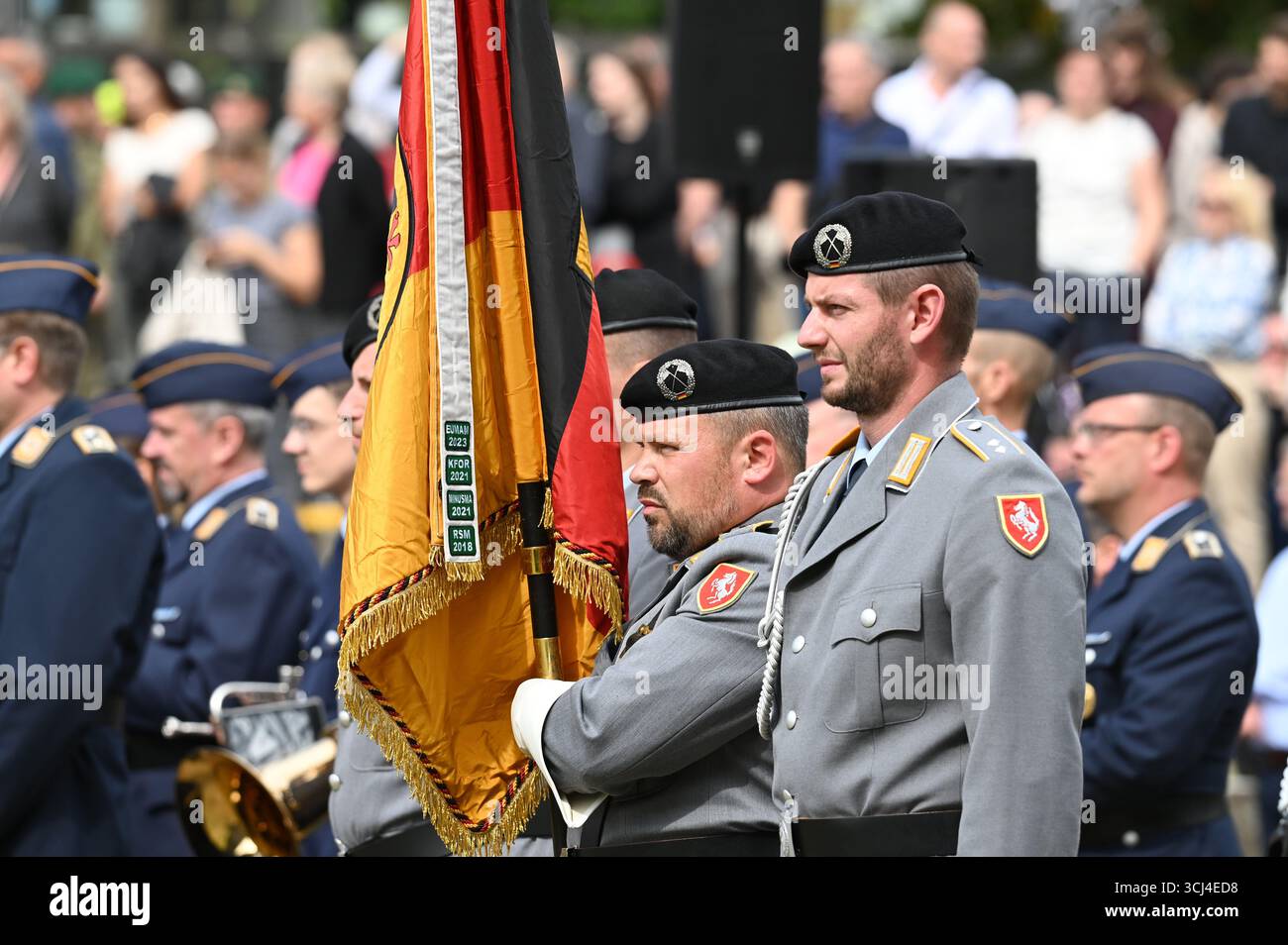 Düsseldorf, Deutschland. September 2025. Soldaten mit deutscher Flagge, Fahnenträger, feierlicher Treueeid der Rekruten der Bundeswehr vor dem landtag in Düsseldorf, 04.10.2024, Credit: dpa/Alamy Live News Stockfoto