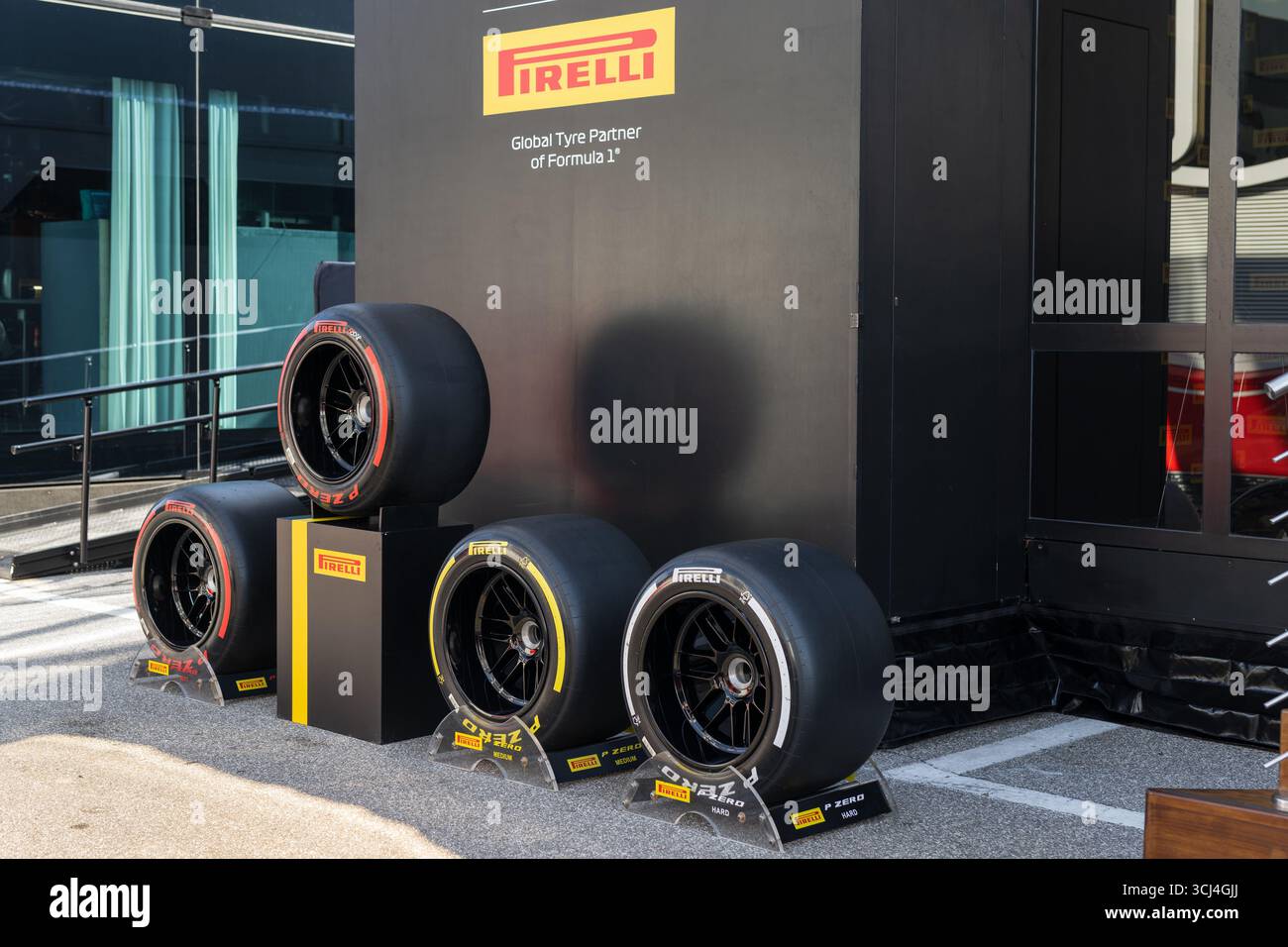 Monza, Italien. September 2025. Die glatten Reifen des Pirelli außerhalb der Gastfreundschaft des Unternehmens während der PIRELLI GRAN PREMIO D'ITALIA 2025 in Auto Stockfoto