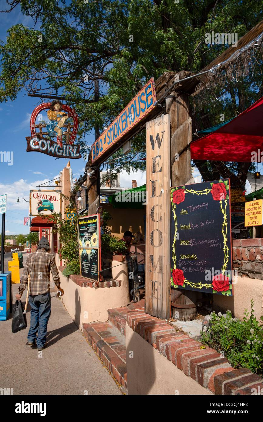 Farbenfrohe Cowgirl BBQ & Smokehouse, ein Restaurant im historischen Guadalupe District in der Innenstadt von Santa Fe, New Mexico, USA. Stockfoto