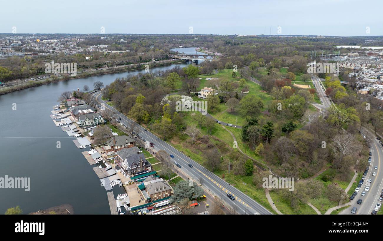 Aus der Vogelperspektive auf den Schuylkill River, der sich an der Boathouse Row und dem üppig grünen Fairmount Park unter gedämpftem Himmel, Philadelphia, Pennsylvania, United Sta, schlängelt Stockfoto