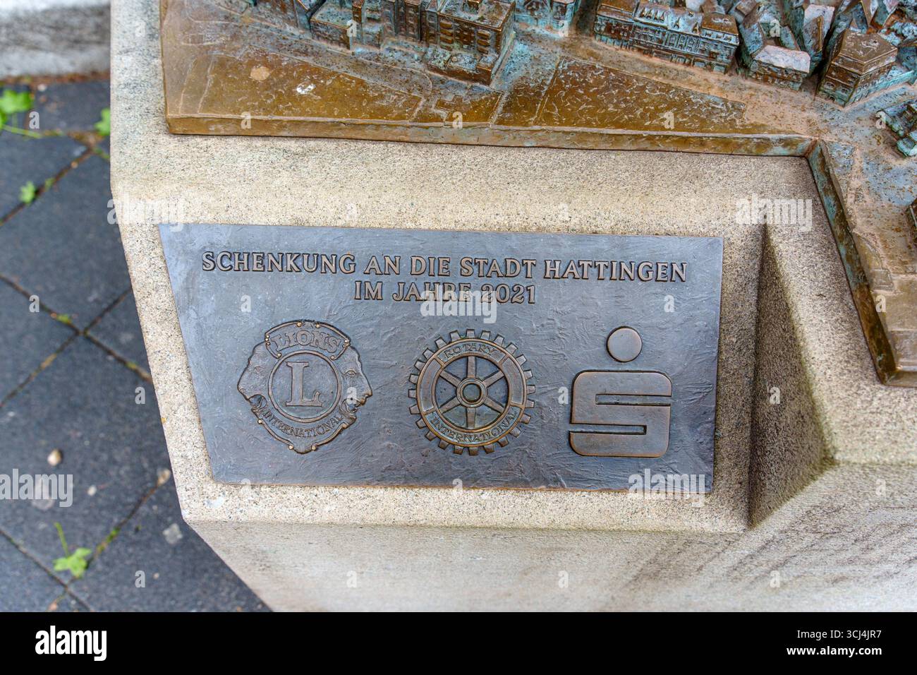 Hattingen, Deutschland - 14. Juni 2025: Gedenktafel in Hattingen mit lokalen Organisationswappen und Widmungsinschriften. Stockfoto