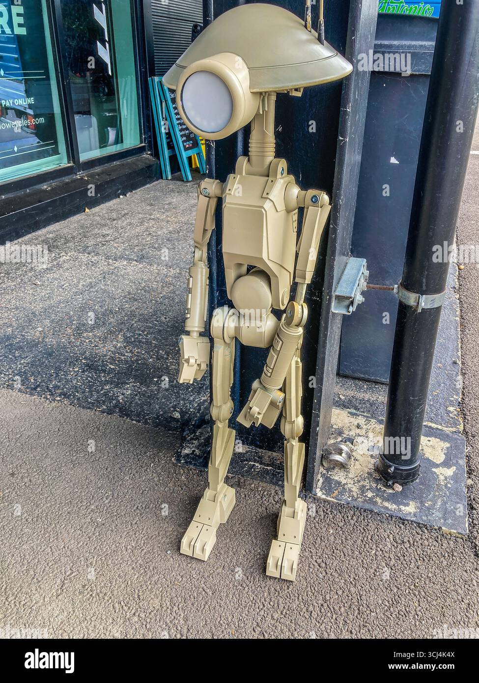 Star Wars Pit Droide, am Eingang zur Hill 112 Memorial Foundation, We will Meet Again Family 1940's Event im Betteshanger Park - Smartphone-aufgenommenes Stockfoto