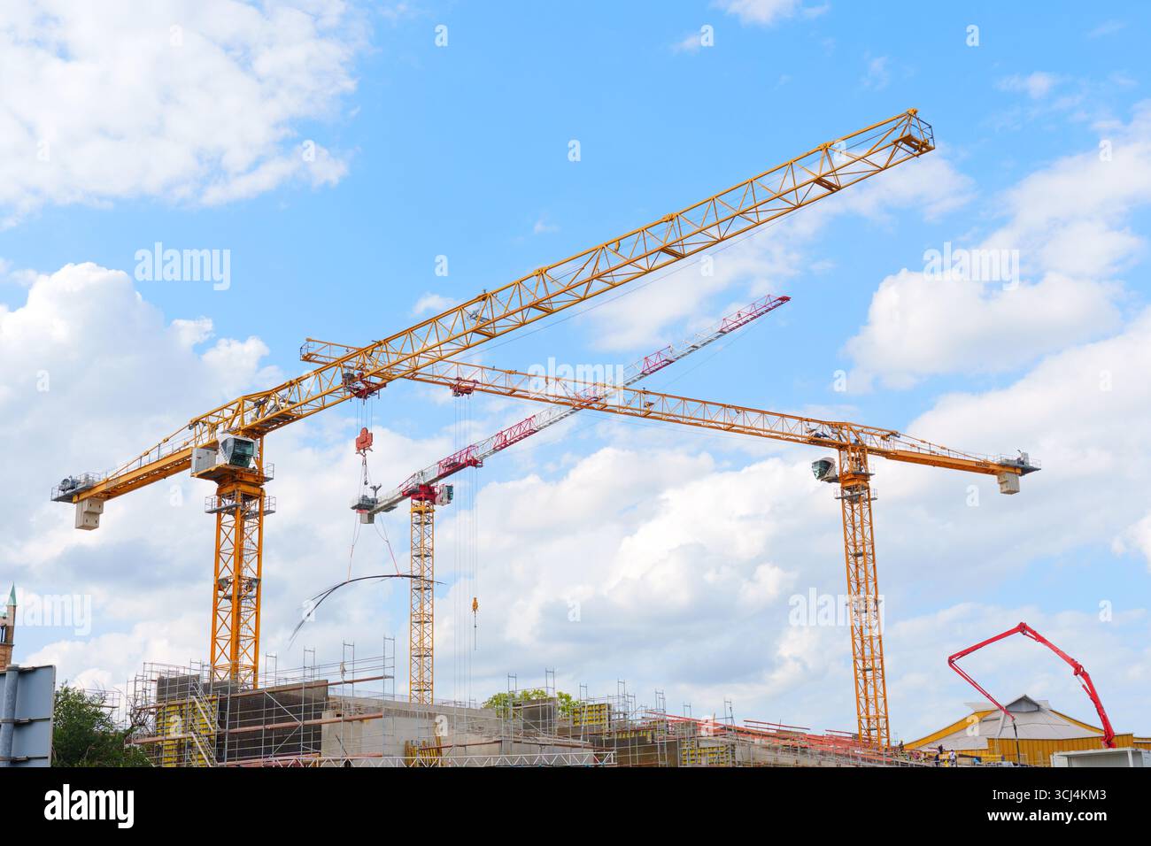 Berlin, Deutschland - 20. August 2025: Krane überraschen über der Berliner Baustelle und zeigen den industriellen Fortschritt und die städtische Entwicklung. Stockfoto