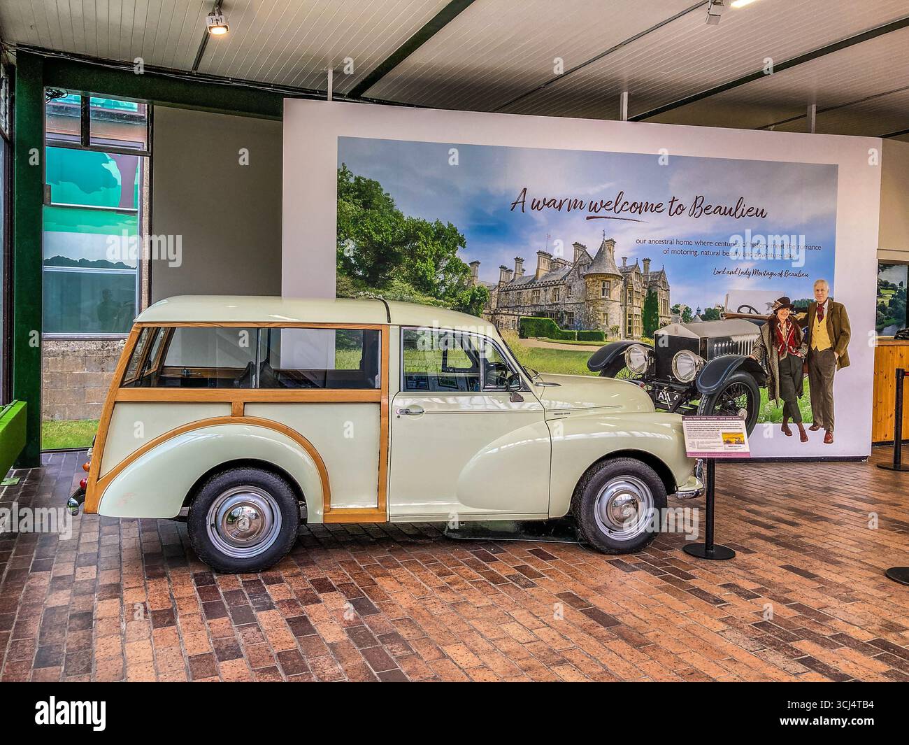 Ein weißer Morris-Reisender, der am Eingang zum Beaulieu Estate steht und das National Motor Museum, die Abtei und das Palace House beherbergt. - Smartphone-aufgenommenes Stockfoto
