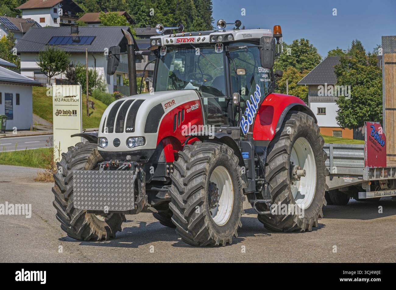 Moderner Steyer Traktor, Vorarlberg, Österreich Stockfoto