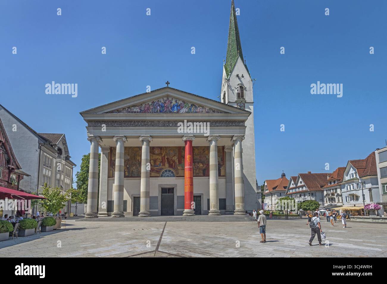 Die römisch-katholische Pfarrkirche St. Martin, Eingang mit einer monumentalen ionischen Tempelfassade mit sechs freien Säulen und klassischem Giebeldreieck, Stockfoto Die römisch-katholische Pfarrkirche St. Martin, Eingang mit einer monumentalen ionischen Tempelfassade mit sechs freien Säulen und klassischem Giebeldreieck, Stockfoto