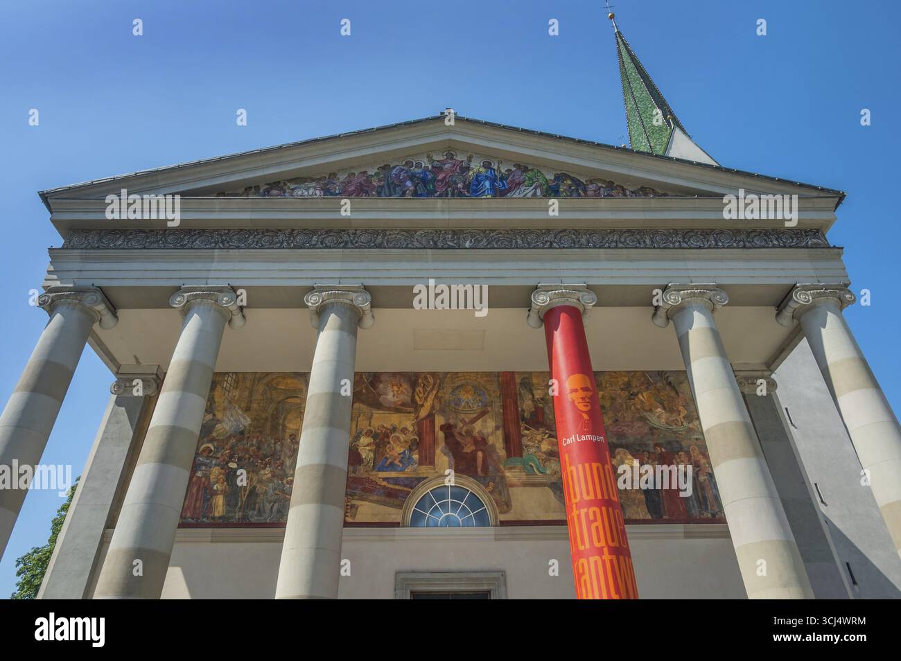 Die römisch-katholische Pfarrkirche St. Martin, Eingang mit einer monumentalen ionischen Tempelfassade, mit sechs freien Säulen und klassischem Giebeldreieck und Stockfoto Die römisch-katholische Pfarrkirche St. Martin, Eingang mit einer monumentalen ionischen Tempelfassade, mit sechs freien Säulen und klassischem Giebeldreieck und Stockfoto