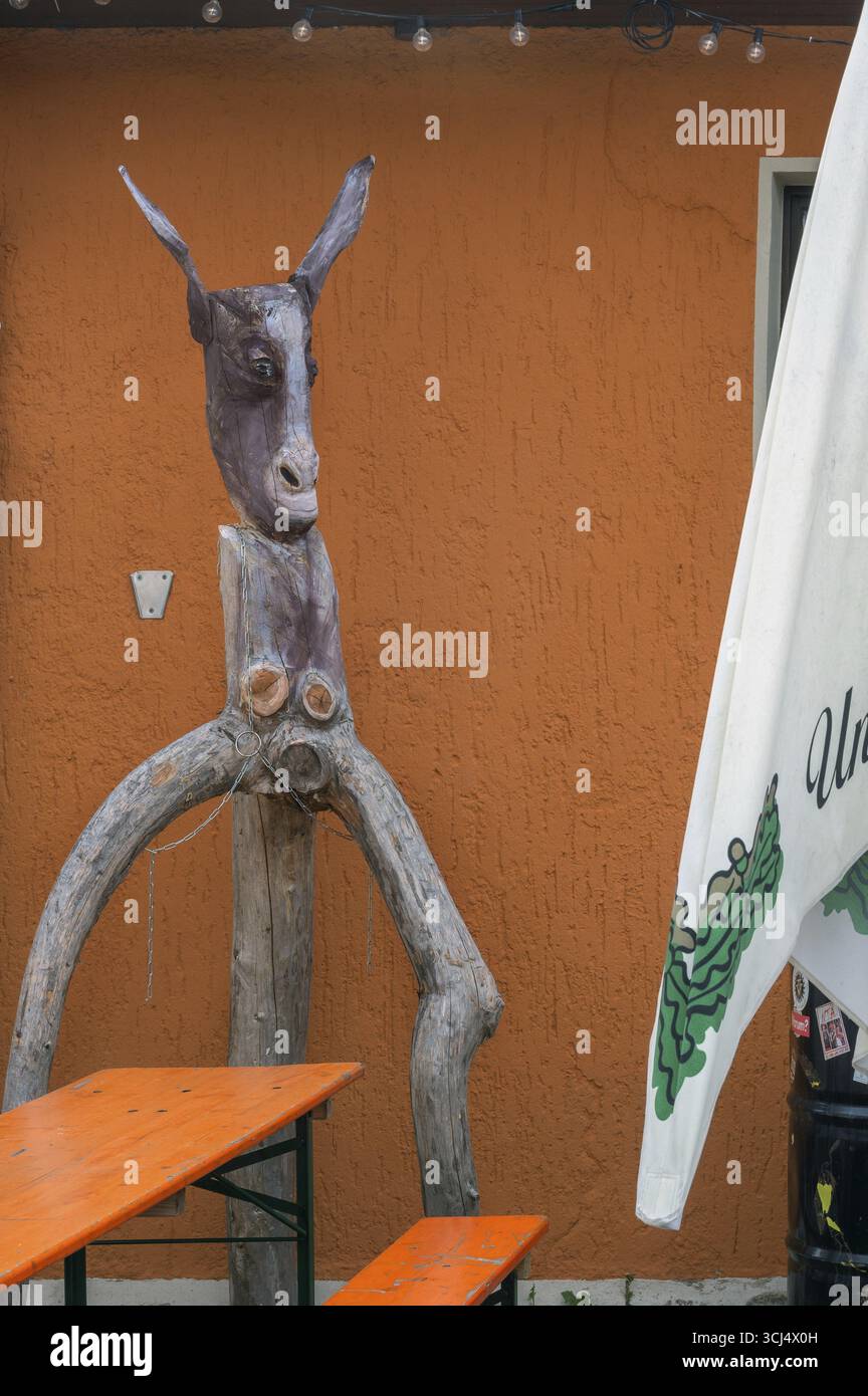 Skurrile Baumskulptur, Eselskopf mit langen Ohren in der Kultur-Wirtschaft in der Allgaeuhalle, Kempten, Allgaeu, Bayern, Deutschland Stockfoto