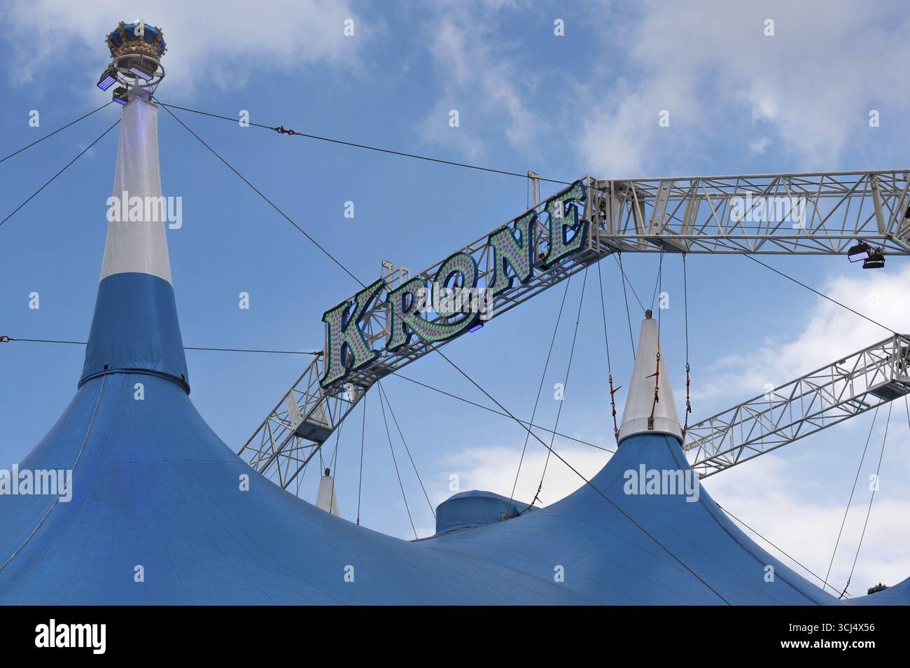 Zirkuszelt, Zirkuszelt mit großer Leuchtschrift vor blauem Himmel, Circus-Krone, Kempten, Allgaeu, Bayern, Deutschland Stockfoto