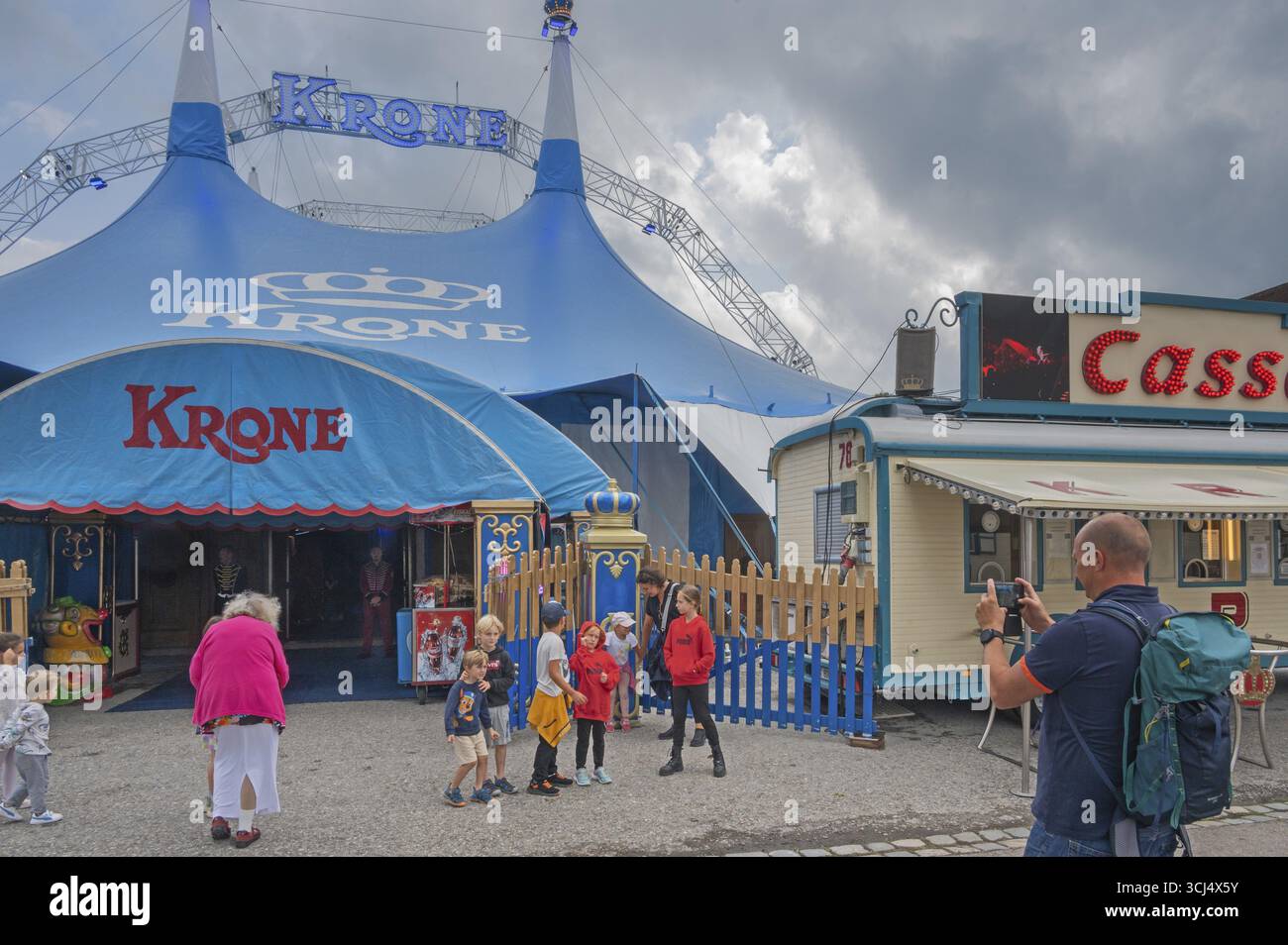Kinder werden vor Zirkuszelt, Zirkuszelt, Zirkuszelt, Circus-Krone, Kempten, Allgaeu, Bayern, Deutschland Stockfoto