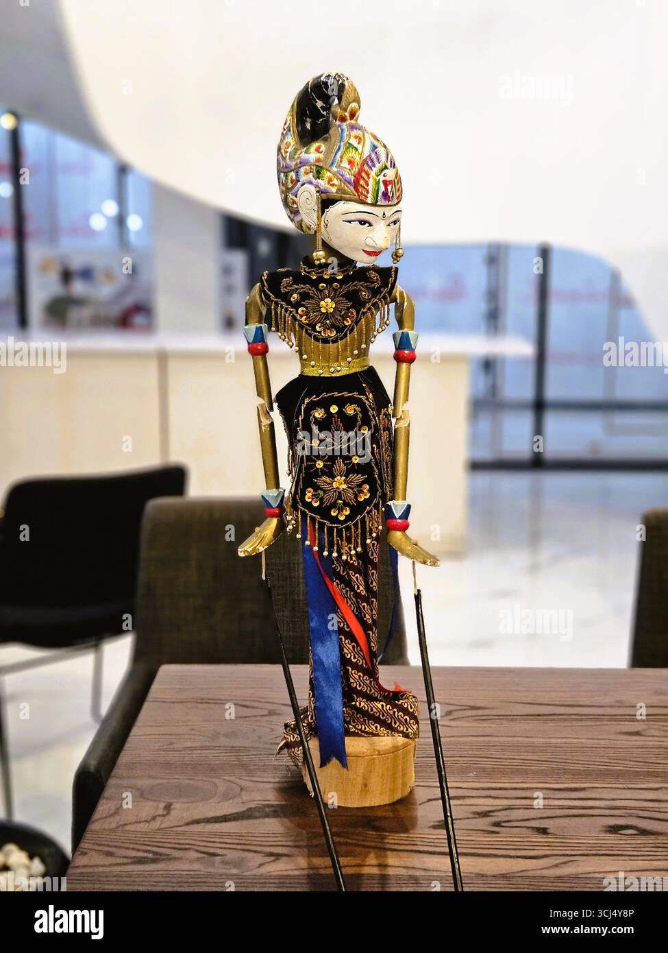 Traditionelle javanische Wayang-Golek-Marionette, die drinnen auf Holztisch steht Stockfoto
