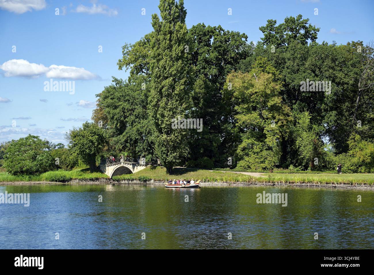 Ausflugsboot, Gondel auf dem Woerlitzer See, Woerlitzer Park, Woerlitzer Gärten, Gartenreich Dessau-Woerlitz, UNESCO-Weltkulturerbe, Woerlitz, de Stockfoto