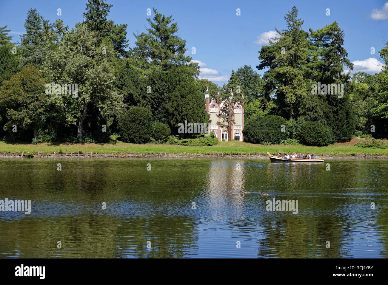 Ausflugsboot, Gondel auf dem Woerlitzer See am Gotischen Haus, Woerlitzer Park, Woerlitzer Gärten, Gartenreich Dessau-Woerlitz, UNESCO-Weltheritag Stockfoto