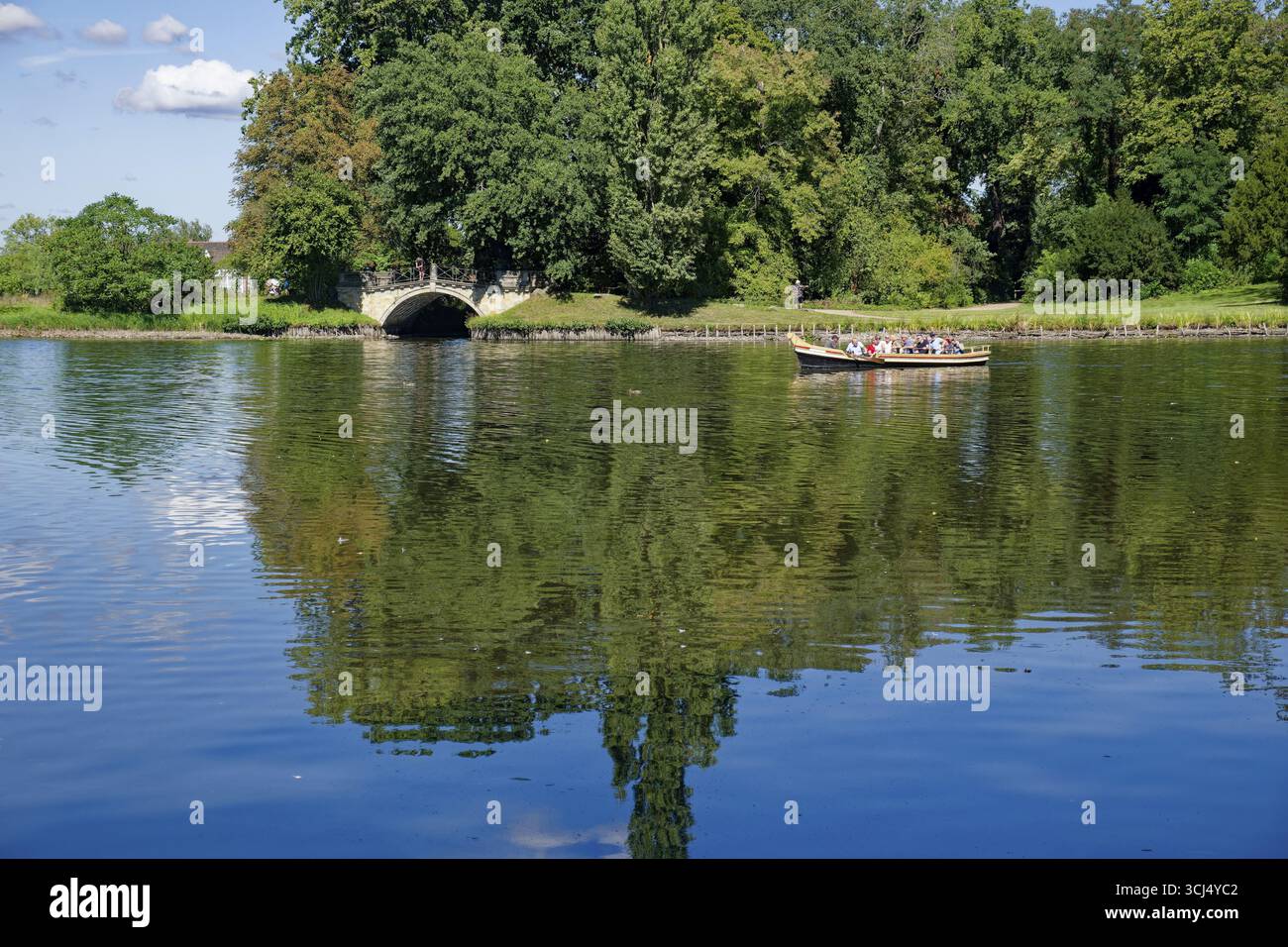 Ausflugsboot, Gondel auf dem Woerlitzer See, Woerlitzer Park, Woerlitzer Gärten, Gartenreich Dessau-Woerlitz, UNESCO-Weltkulturerbe, Woerlitz, de Stockfoto