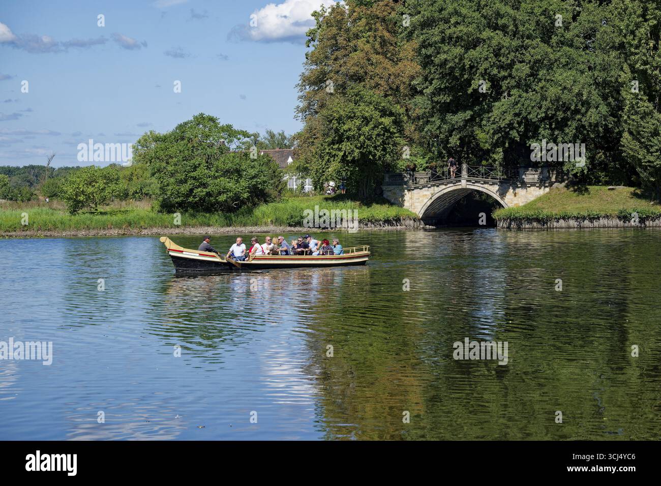 Ausflugsboot, Gondel auf dem Woerlitzer See, Woerlitzer Park, Woerlitzer Gärten, Gartenreich Dessau-Woerlitz, UNESCO-Weltkulturerbe, Woerlitz, de Stockfoto