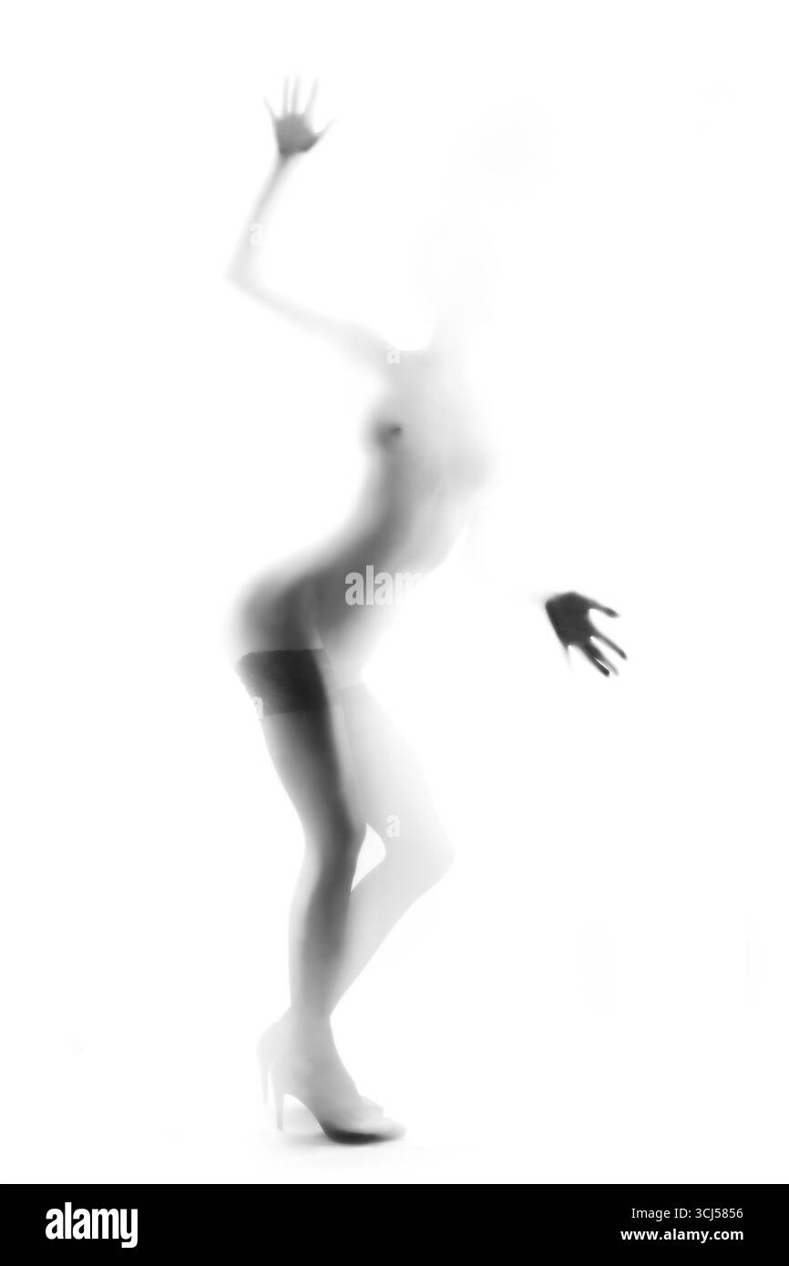 Abstrakte, nicht erkennbare Silhouette einer Frau mit hoher Tonhöhe Stockfoto