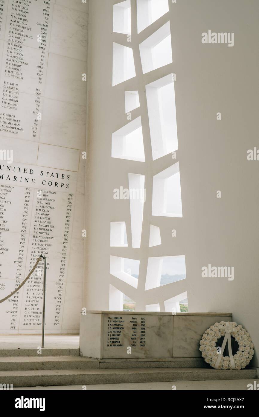 Die Sonne scheint auf der Wand der verlorenen Mitglieder im USS Arizona Memorial Stockfoto