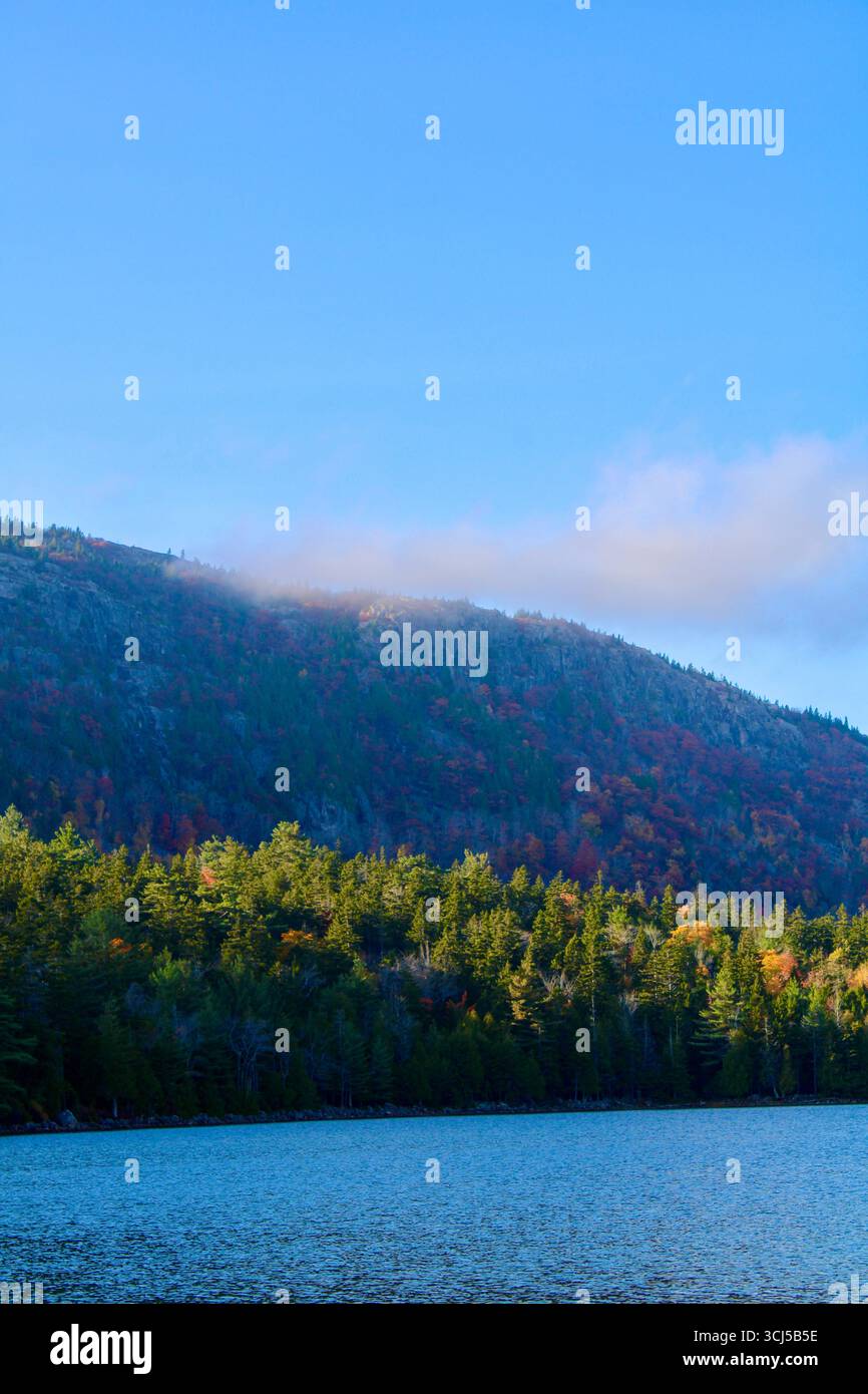 Wolken, die über den Bergen rund um den Jordan Pond heranwachsen Stockfoto
