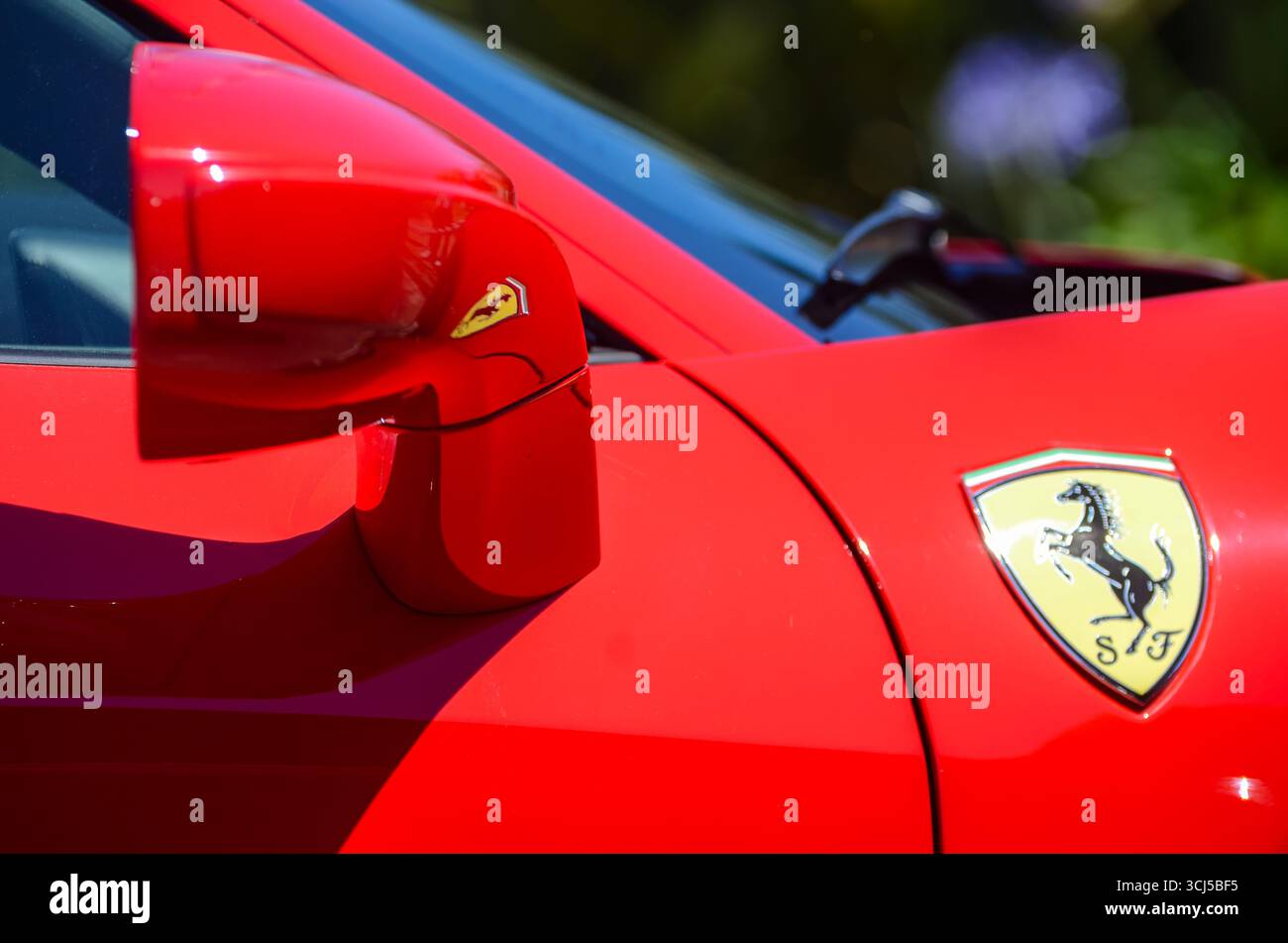 Nahaufnahme eines roten Ferrari Pininfarina Testarossa mit dem Logo Stockfoto