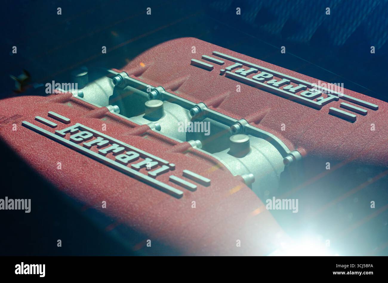 Nahaufnahme eines Ferrari-Motors mit dem legendären Logo Stockfoto