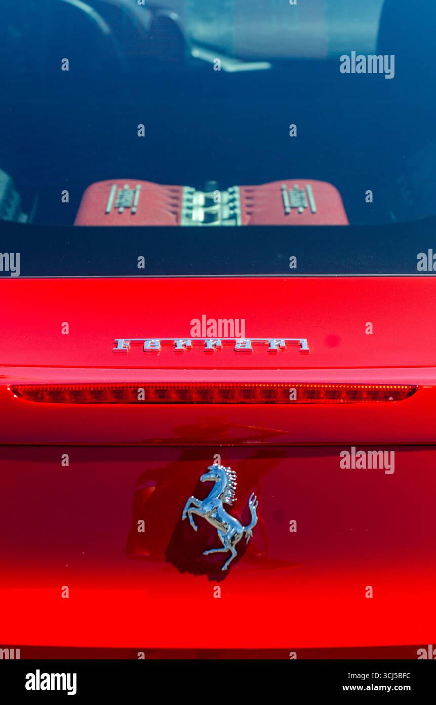 Nahaufnahme der Rückansicht eines roten Ferraris mit dem legendären Logo Stockfoto