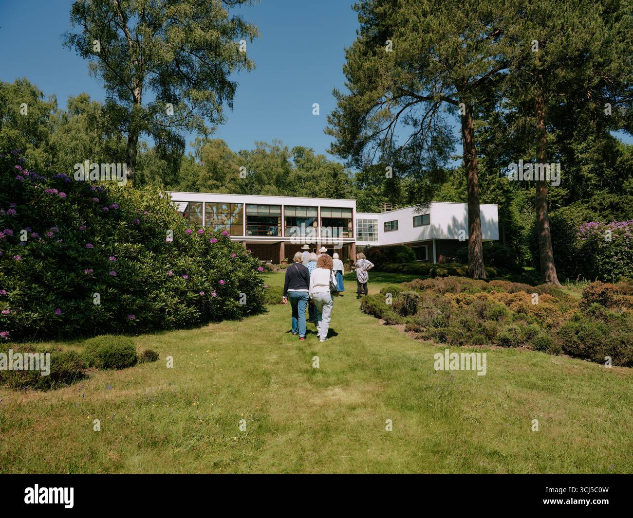 Eine Führung durch das Haus und die Gärten der modernistischen Architektur Homewood in Esher, Surrey, England, Großbritannien. Entworfen vom Architekten Patrick Gwynne Stockfoto