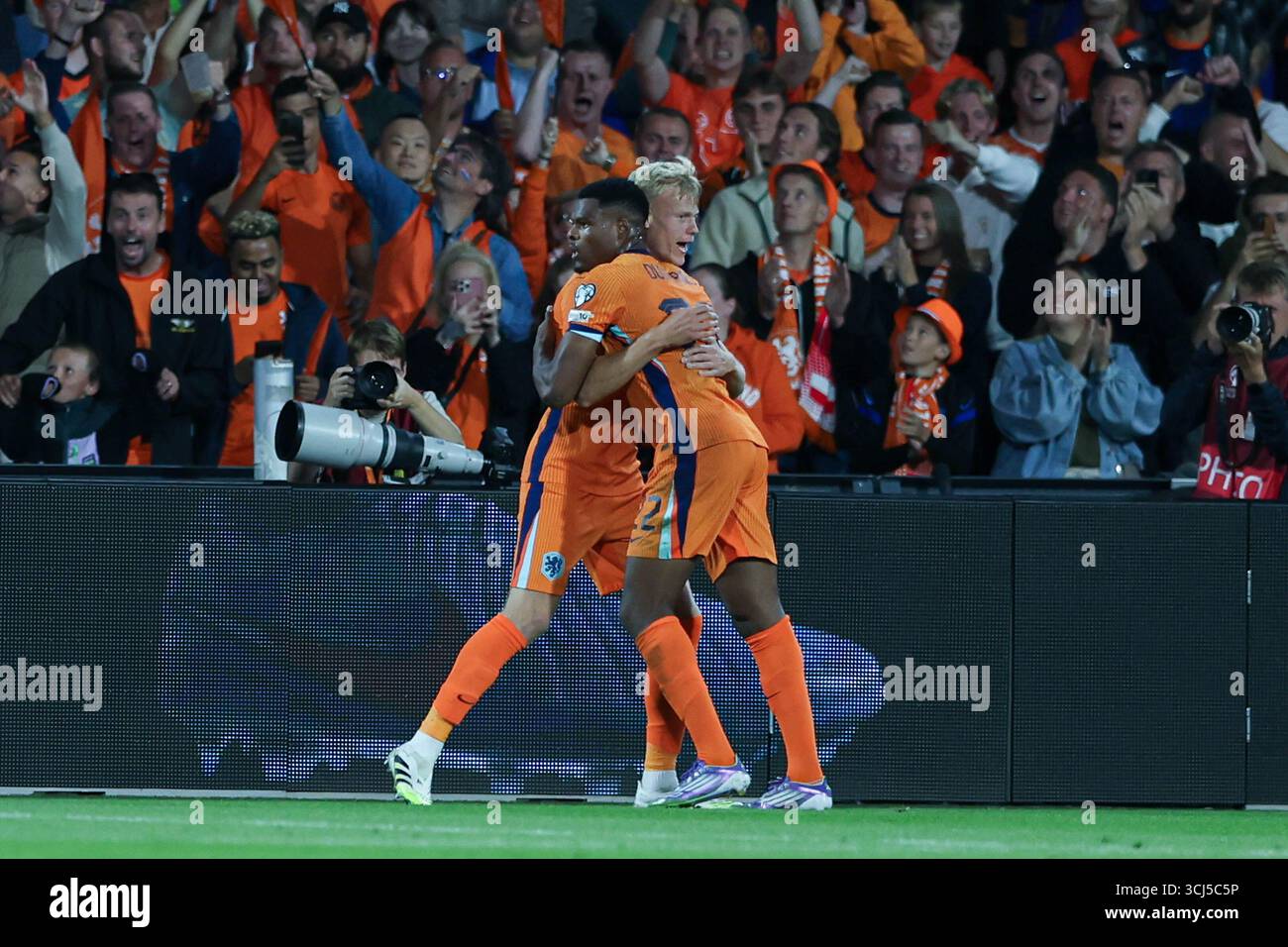 Rotterdam, Niederlande. September 2025. Jan Paul van Hecke (L) und Denzel Dumfries aus den Niederlanden (R) feiern ein Tor beim Fußball-Spiel der Qualifikation zur Europameisterschaft 2026 zwischen den Niederlanden und Polen in de Kuip. Endpunktzahl Niederlande 1:1 Polen Credit: SOPA Images Limited/Alamy Live News Stockfoto