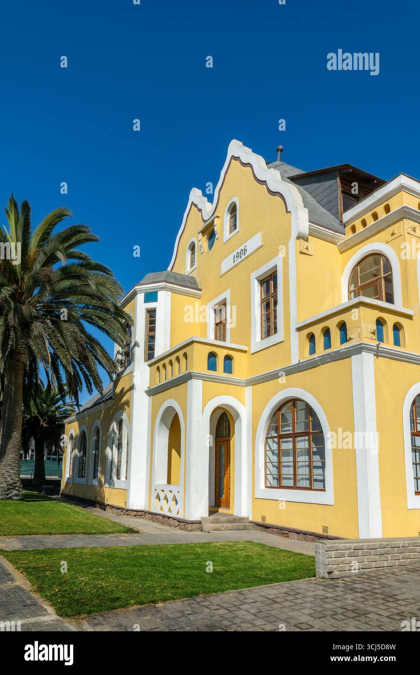 Altes deutsches historisches Gebäude, Kolonialarchitektur und lebhafte Farben in Swakopmund, Namibia Afrika Stockfoto