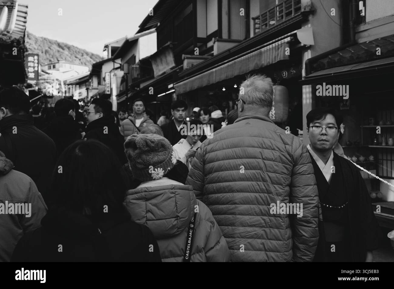 Menschenmassen strömen durch Kyoto Higashiyama, eine winterliche Straßenszene Stockfoto
