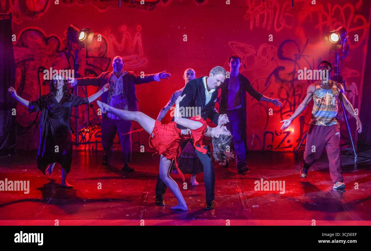 london, Großbritannien. September 2025. Diese politisch aufgeladene Nacherzählung der wahren Geschichte hinter Molochnikovs Versuch, die Möwe zu inszenieren, ist voll von komödiantischem Chaos und zutiefst persönlichen Erkundungen der Vertreibung.erstellt und inszeniert von Alexander Molochnikov, international renommierter Regisseur und Theatermacher und Kritiker von Putins Regime, der bei Ausbruch des Krieges aus Russland geflohen ist, verbindet das Stück autobiografisches Drama und beißende Satire mit Tschechow Themen.Paul Quezada-Paul Live News Stockfoto