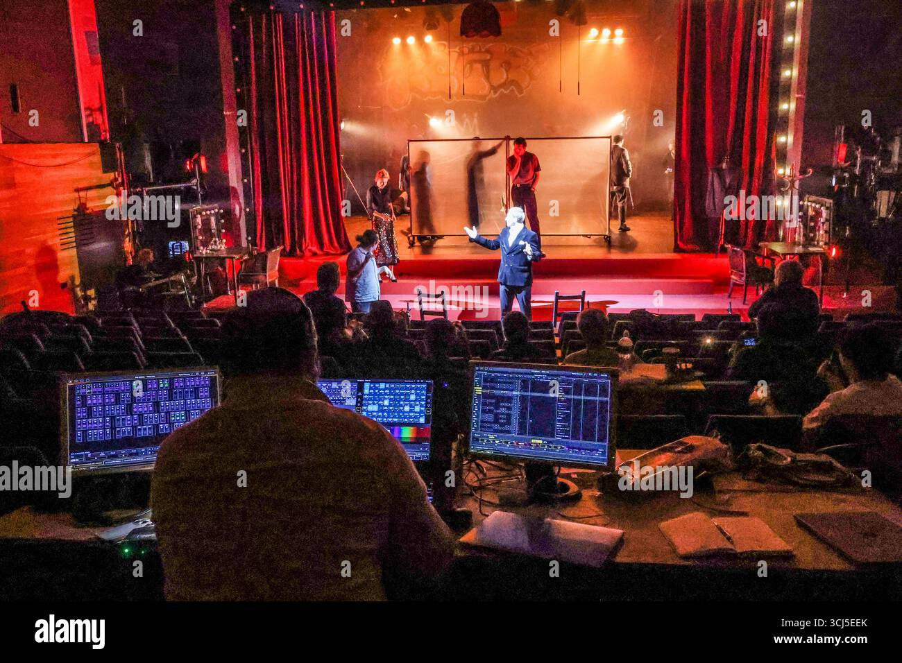 london, Großbritannien. September 2025. Diese politisch aufgeladene Nacherzählung der wahren Geschichte hinter Molochnikovs Versuch, die Möwe zu inszenieren, ist voll von komödiantischem Chaos und zutiefst persönlichen Erkundungen der Vertreibung.erstellt und inszeniert von Alexander Molochnikov, international renommierter Regisseur und Theatermacher und Kritiker von Putins Regime, der bei Ausbruch des Krieges aus Russland geflohen ist, verbindet das Stück autobiografisches Drama und beißende Satire mit Tschechow Themen.Paul Quezada-Paul Live News Stockfoto