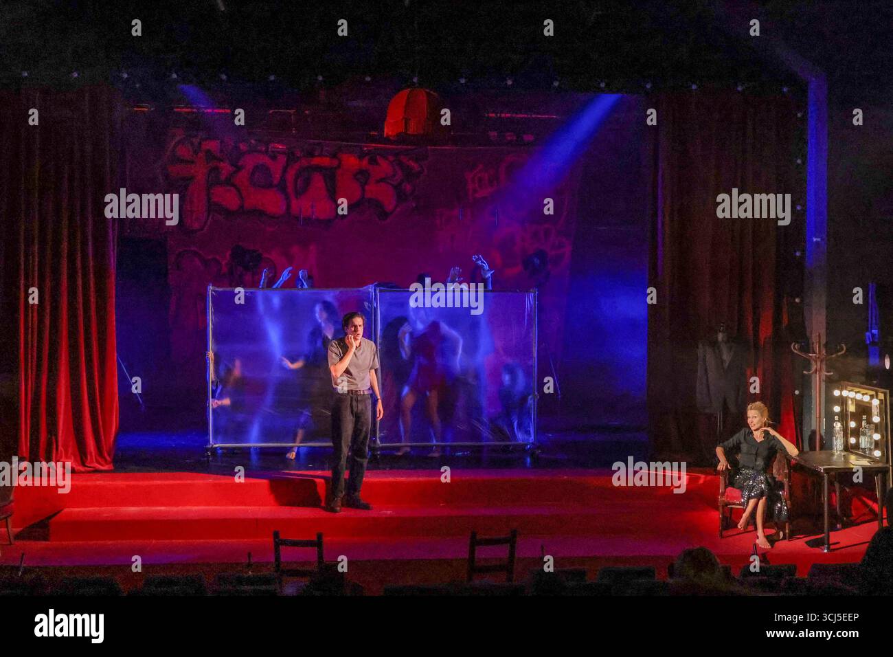 london, Großbritannien. September 2025. Diese politisch aufgeladene Nacherzählung der wahren Geschichte hinter Molochnikovs Versuch, die Möwe zu inszenieren, ist voll von komödiantischem Chaos und zutiefst persönlichen Erkundungen der Vertreibung.erstellt und inszeniert von Alexander Molochnikov, international renommierter Regisseur und Theatermacher und Kritiker von Putins Regime, der bei Ausbruch des Krieges aus Russland geflohen ist, verbindet das Stück autobiografisches Drama und beißende Satire mit Tschechow Themen.Paul Quezada-Paul Live News Stockfoto