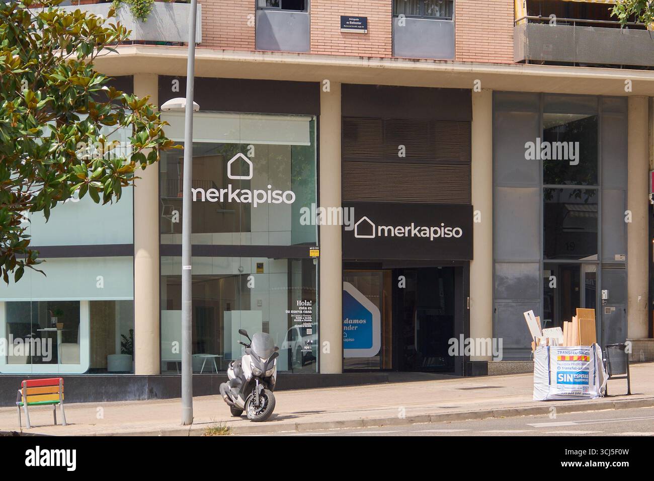 Viladecans. Barcelona - 05. September 2025: Büro und Logo der Immobilienagentur Merkapiso, einem Unternehmen, das sich dem Verkauf von Immobilien in Spai widmet Stockfoto