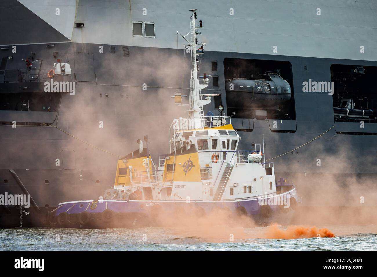 ROTTERDAM – Eine Marinedemonstration am ersten Tag der 48. Welthafentage. Die jährliche Veranstaltung zieht Hunderttausende Besucher in die Hafenstadt. ANP JEFFREY GROENEWEG niederlande Out - belgien Out Stockfoto