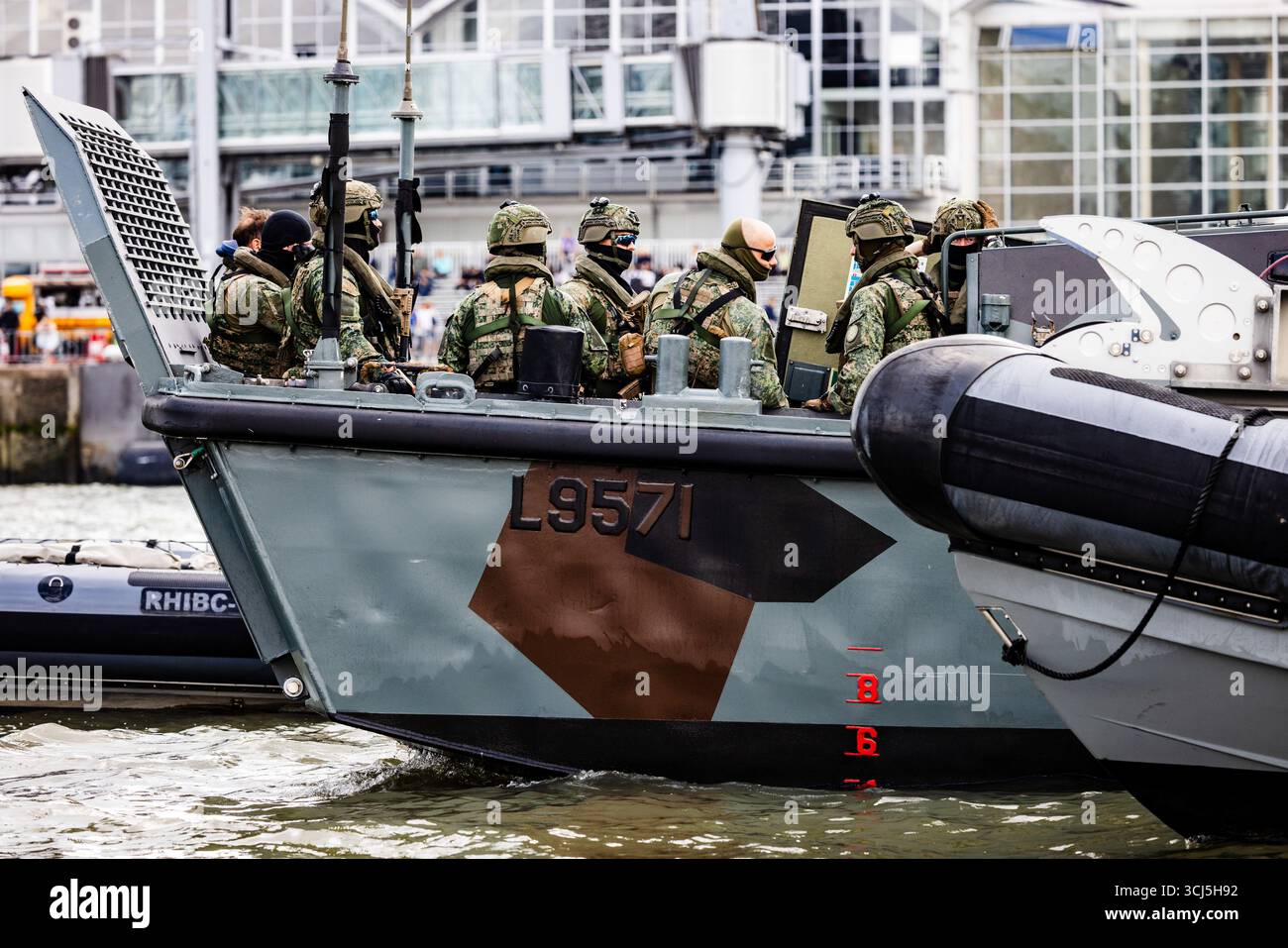 ROTTERDAM – Eine Marinedemonstration am ersten Tag der 48. Welthafentage. Die jährliche Veranstaltung zieht Hunderttausende Besucher in die Hafenstadt. ANP JEFFREY GROENEWEG niederlande Out - belgien Out Stockfoto