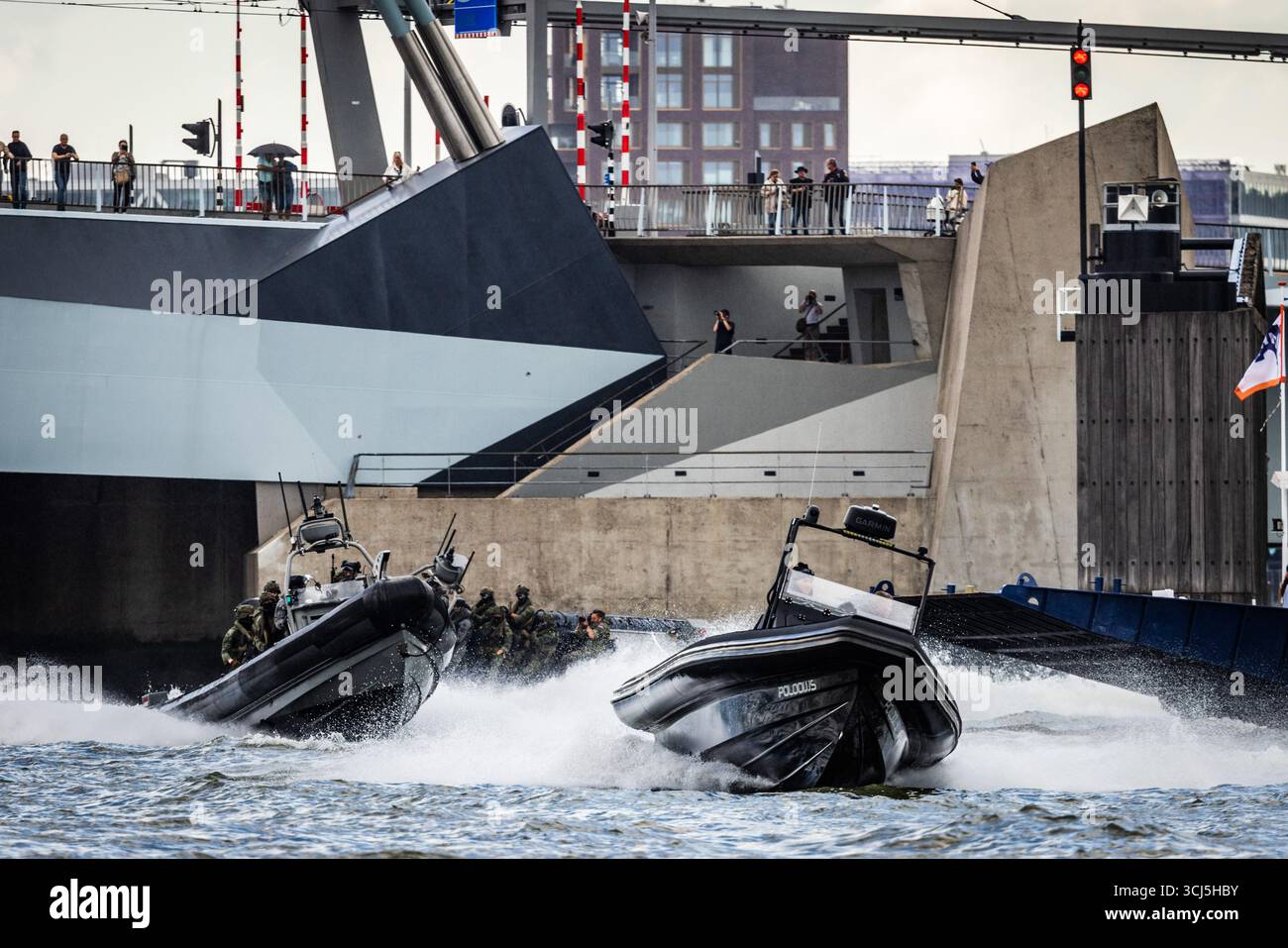 ROTTERDAM – Eine Marinedemonstration am ersten Tag der 48. Welthafentage. Die jährliche Veranstaltung zieht Hunderttausende Besucher in die Hafenstadt. ANP JEFFREY GROENEWEG niederlande Out - belgien Out Stockfoto