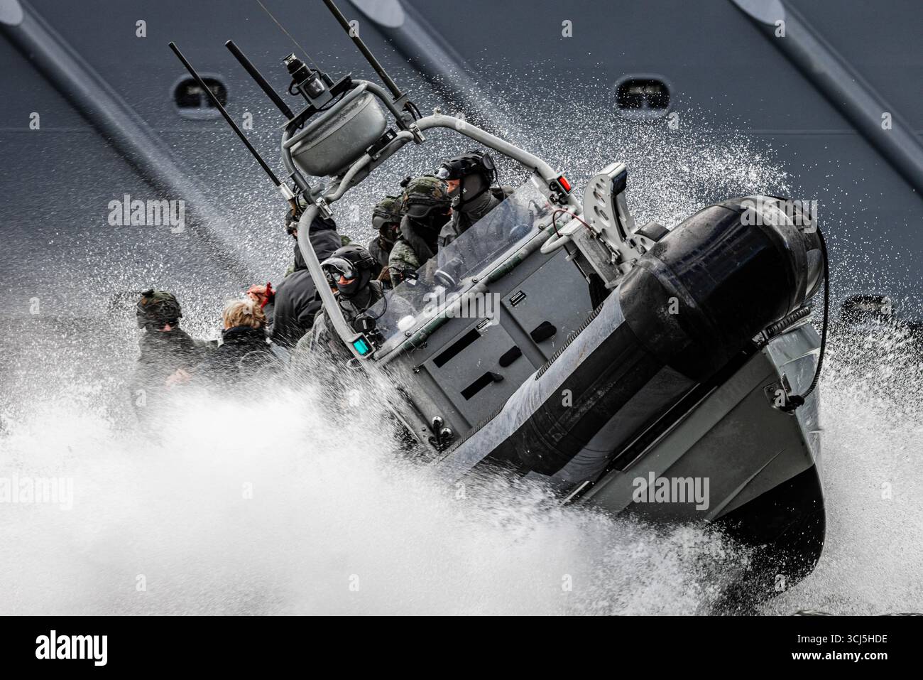 ROTTERDAM – Eine Marinedemonstration am ersten Tag der 48. Welthafentage. Die jährliche Veranstaltung zieht Hunderttausende Besucher in die Hafenstadt. ANP JEFFREY GROENEWEG niederlande Out - belgien Out Stockfoto