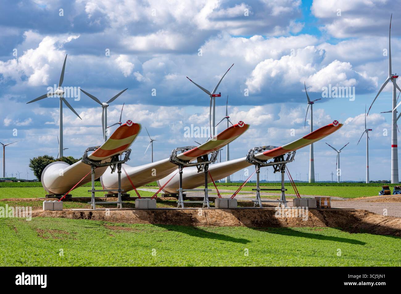 Baustelle für den Ausbau des Windparks Lövenich, im rheinischen Braunkohlebergbaugebiet östlich von Erkelenz, 4 Windräder Vestas V162 mit Stockfoto