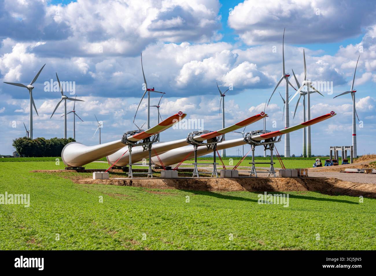 Baustelle für den Ausbau des Windparks Lövenich, im rheinischen Braunkohlebergbaugebiet östlich von Erkelenz, 4 Windräder Vestas V162 mit Stockfoto