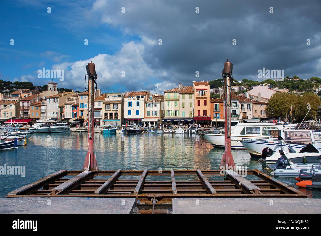 Cassis, Frankreich, Hafenbecken mit Booten und bunten Häusern Stockfoto