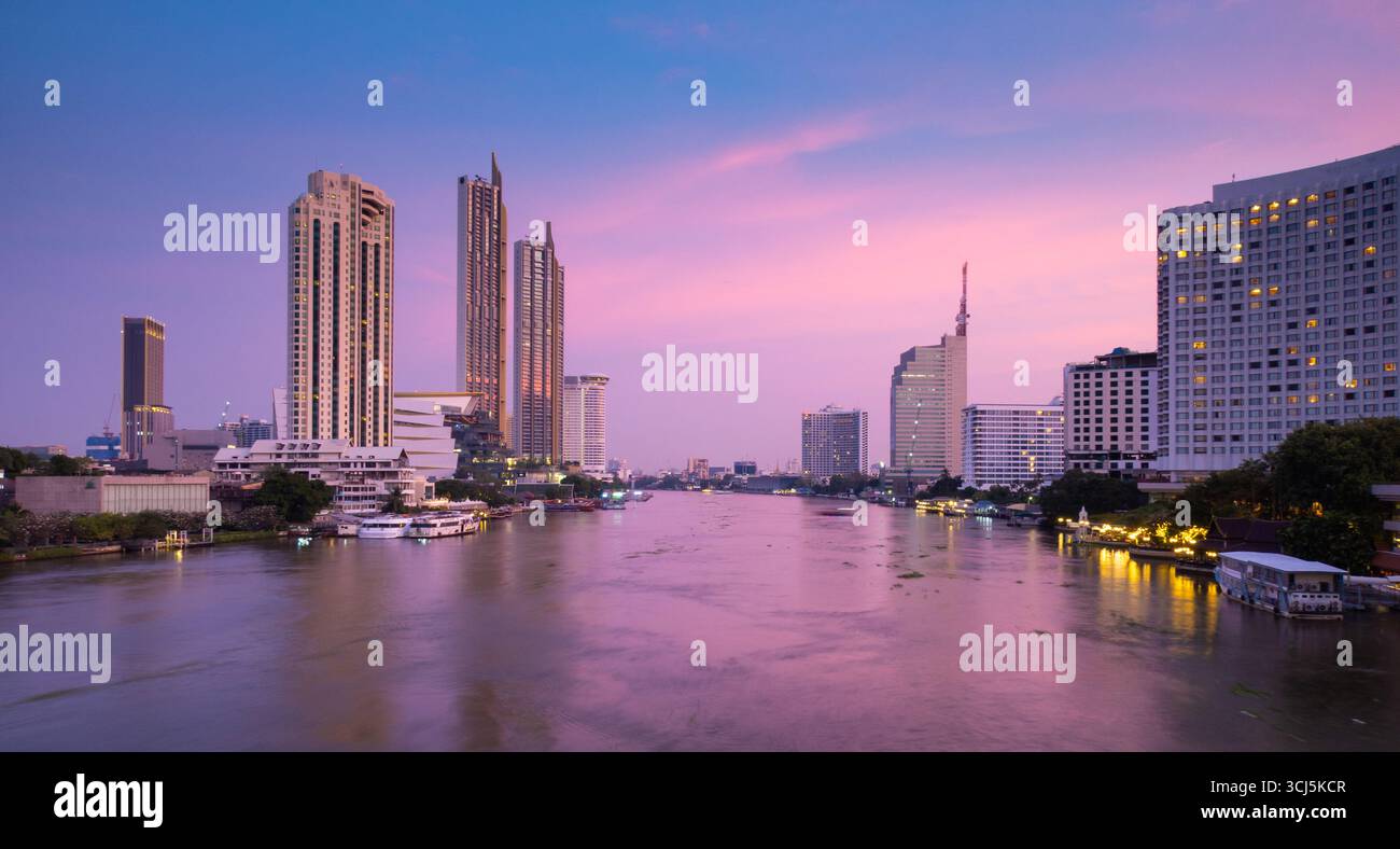 Bangkok Wolkenkratzer und Chao Phraya Fluss bei Sonnenaufgang Stockfoto