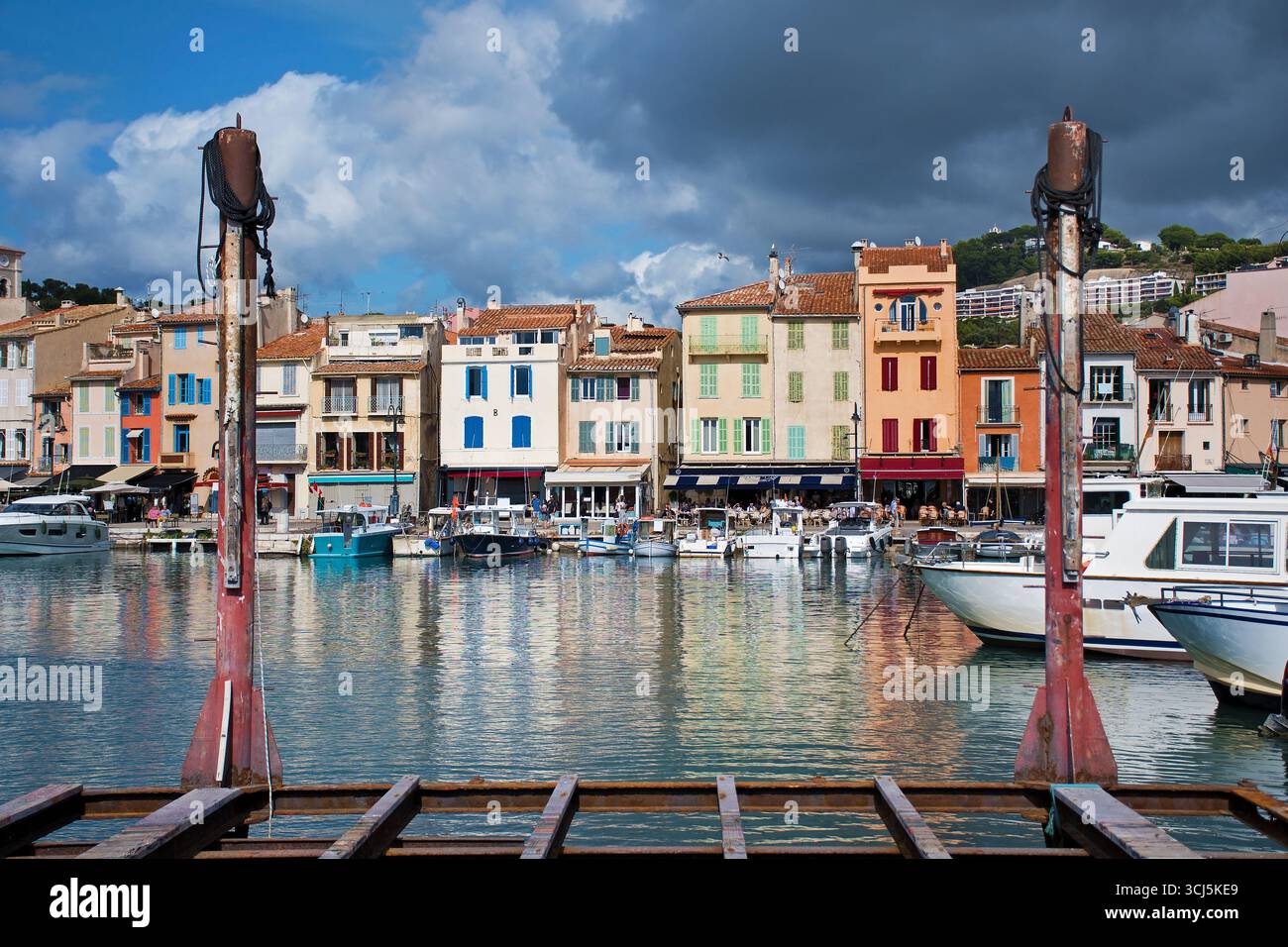 Cassis, Frankreich, Hafenbecken mit Booten und bunten Häusern Stockfoto