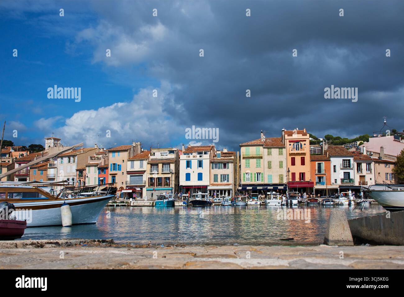 Cassis, Frankreich, Hafenbecken mit Booten und bunten Häusern Stockfoto