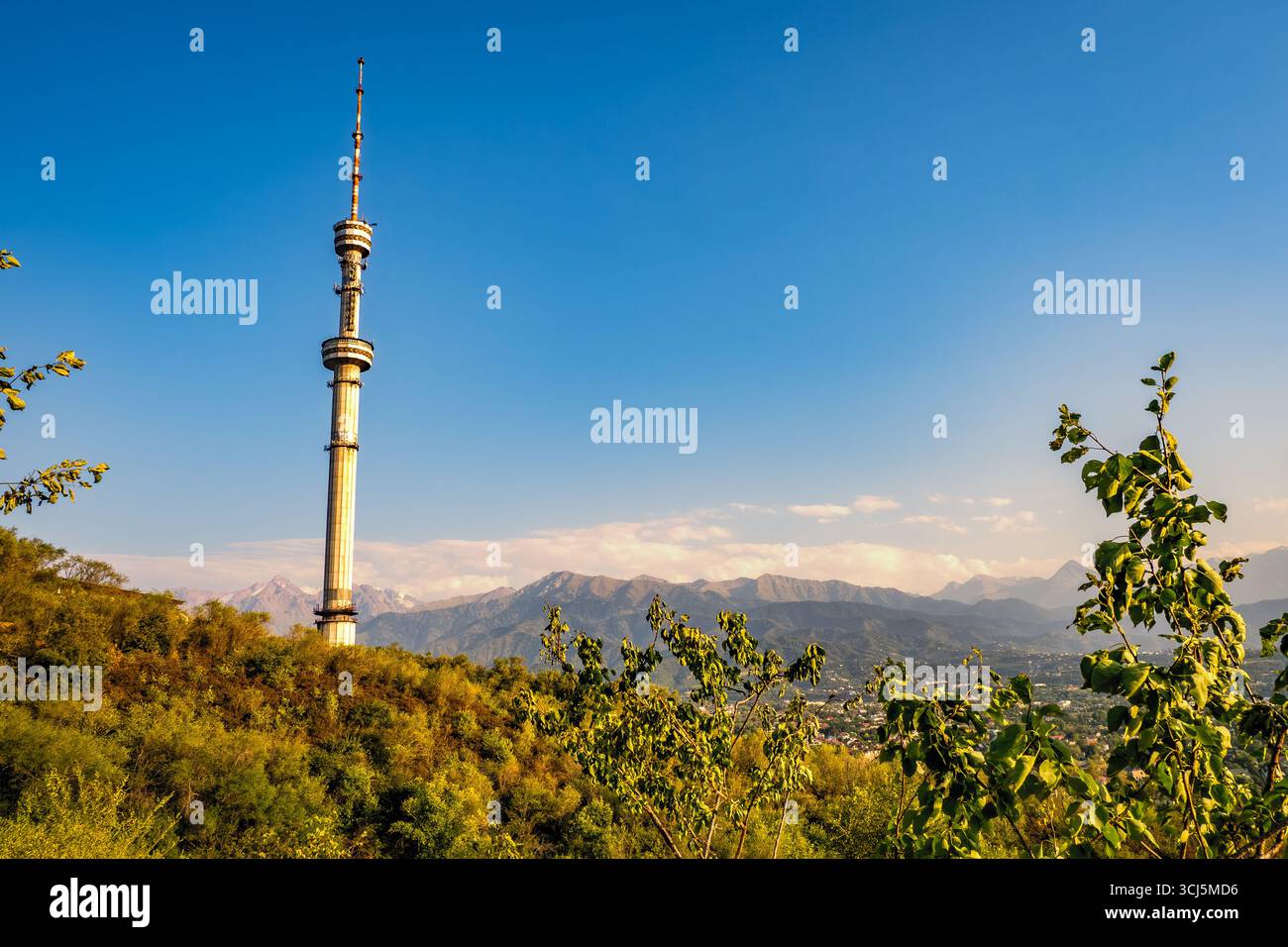 Malerischer Blick auf den Almaty Fernsehturm, die höchste freistehende Stahlrohrkonstruktion der Welt, an den Hängen von Kok-Tobe in Almaty, Kasachstan Stockfoto