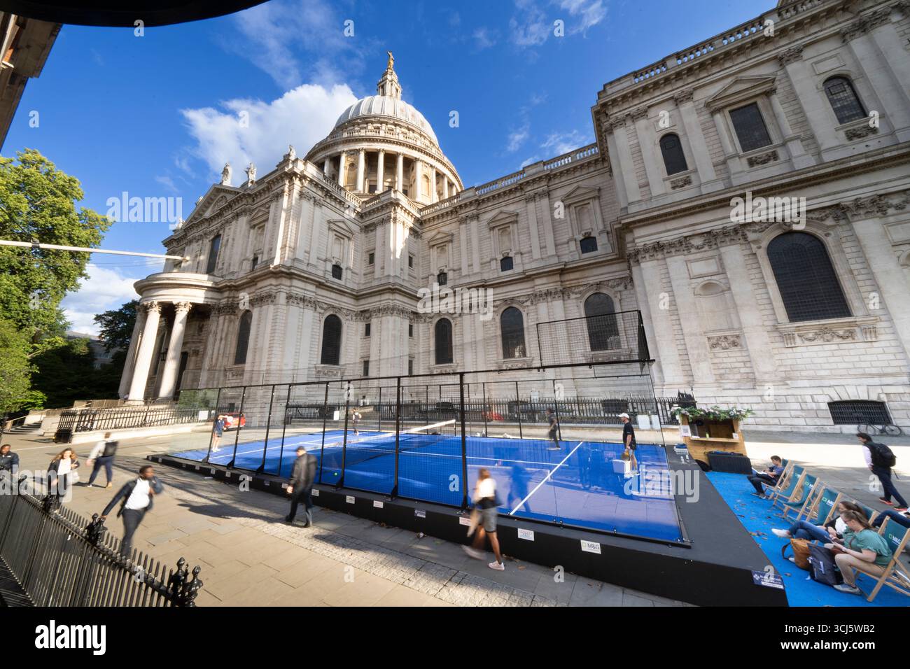 Padel-Tennis wird vor der St. Paul's Cathedral in London gespielt, für ein einzigartiges Sporterlebnis. Stockfoto
