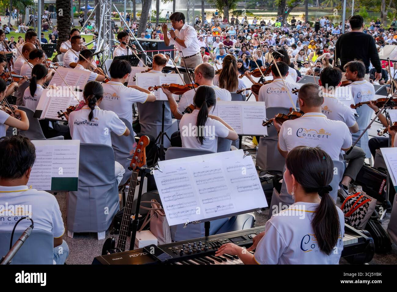 Auftritt des Royal Bangkok Symphony Orchestra auf der Bühne beim Open Air Concert in the Park, Lumphini, Bangkok, Thailand Stockfoto
