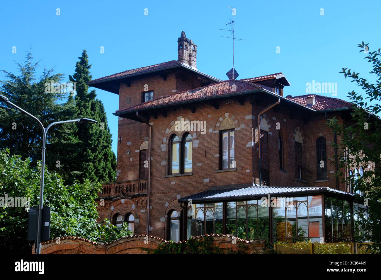 Wohnhäuser entlang der Via Monte Bianco in Mailand, Lombardei, Italien Stockfoto