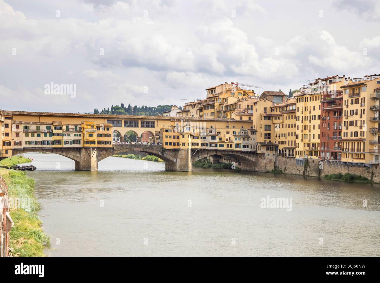 Die historische ponte vecchio über dem Fluss arno in florenz toskana italien Stockfoto