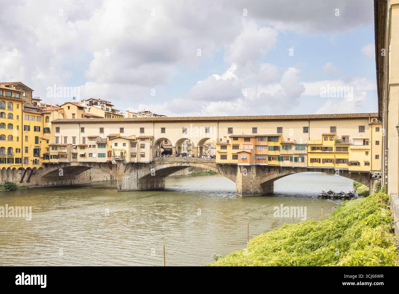Die historische ponte vecchio über dem Fluss arno in florenz toskana italien Stockfoto